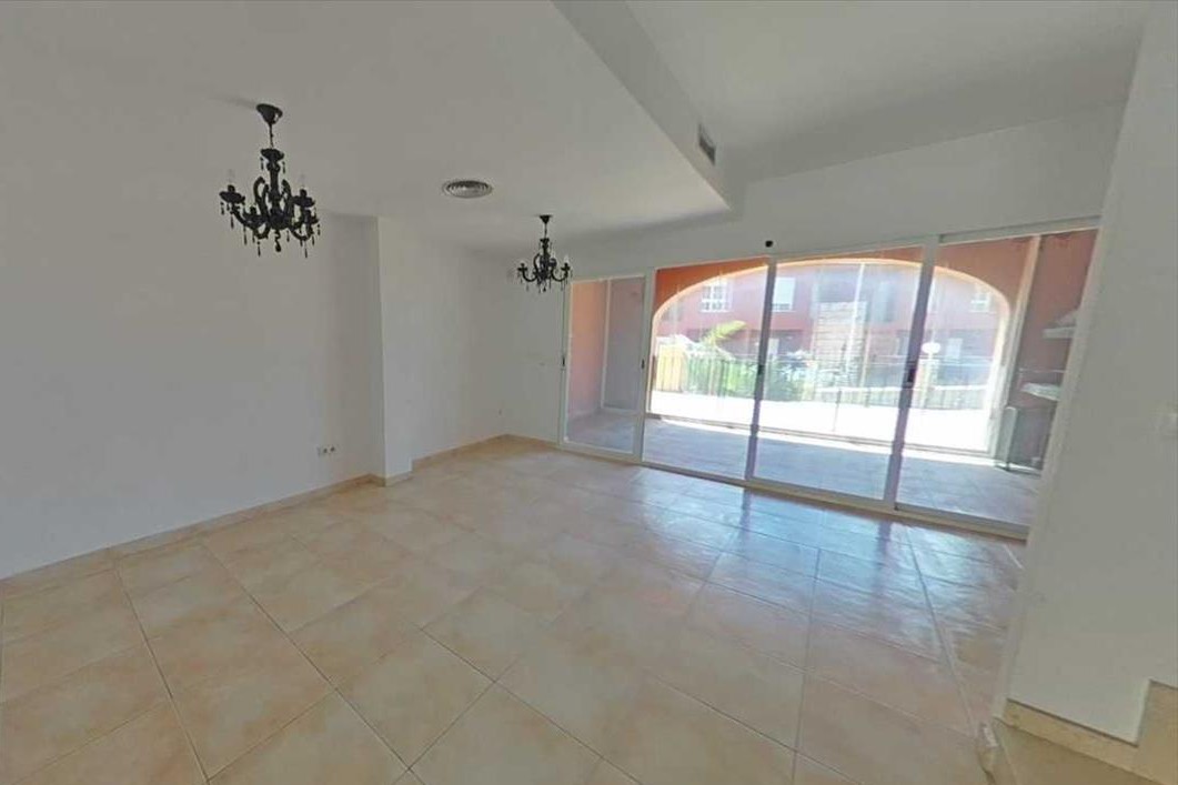 Moradia de 3 andares com garagem, piscina e lareira – tranquilidade, serviços e boa localização - Image 6