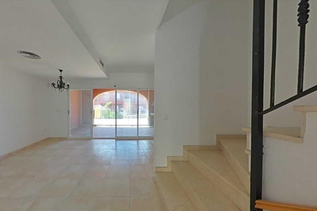 Moradia de 3 andares com garagem, piscina e lareira – tranquilidade, serviços e boa localização - Image 8