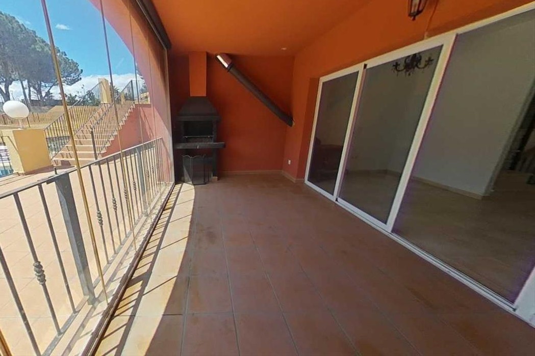 Moradia de 3 andares com garagem, piscina e lareira – tranquilidade, serviços e boa localização - Image 5
