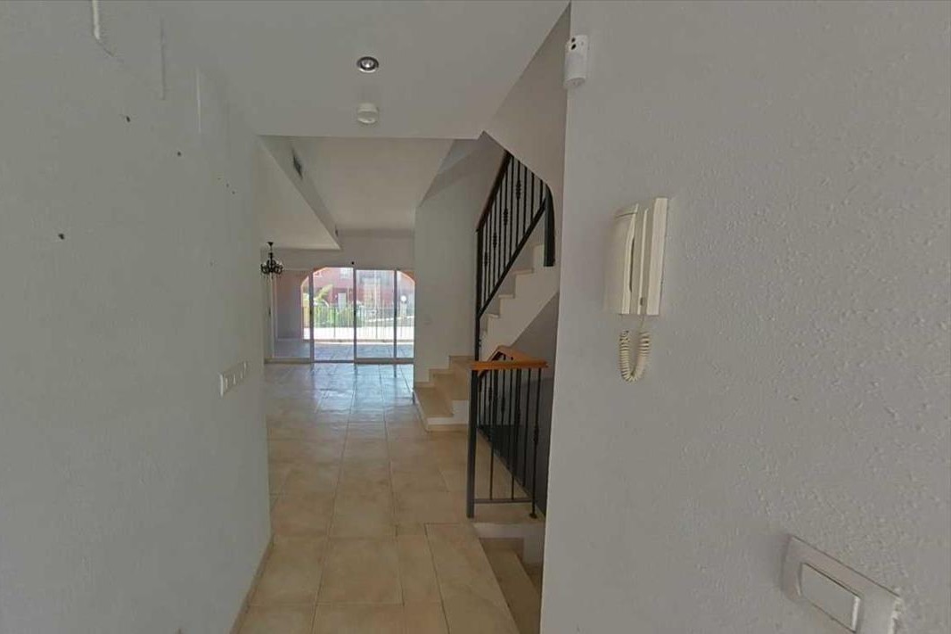 Moradia de 3 andares com garagem, piscina e lareira – tranquilidade, serviços e boa localização - Image 9