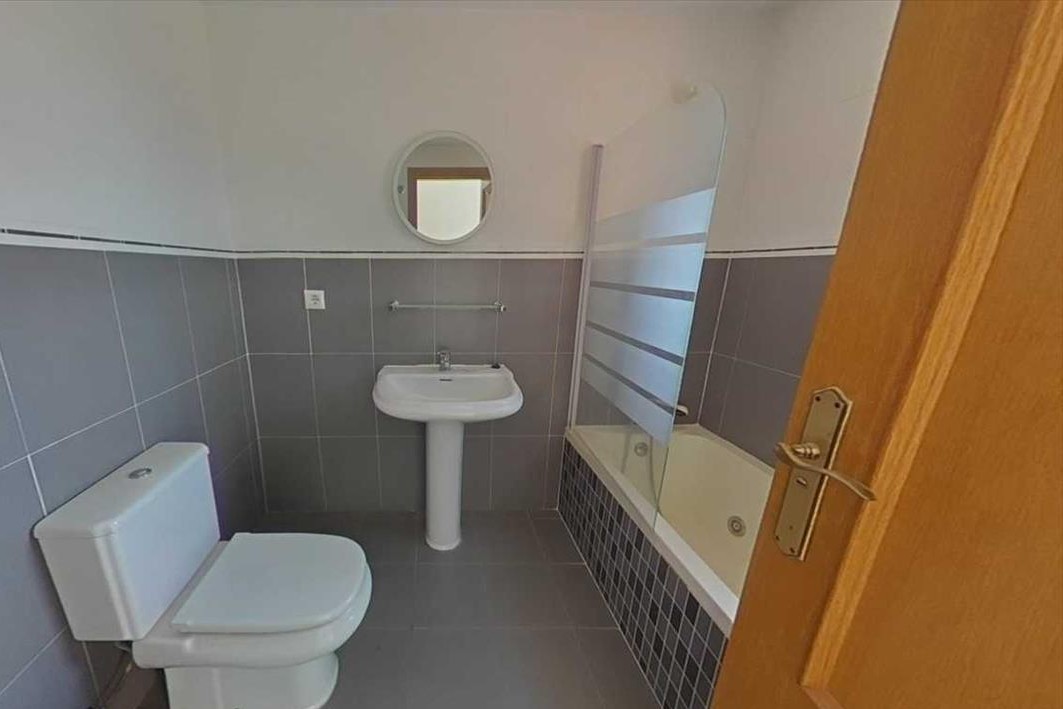 Moradia de 3 andares com garagem, piscina e lareira – tranquilidade, serviços e boa localização - Image 32