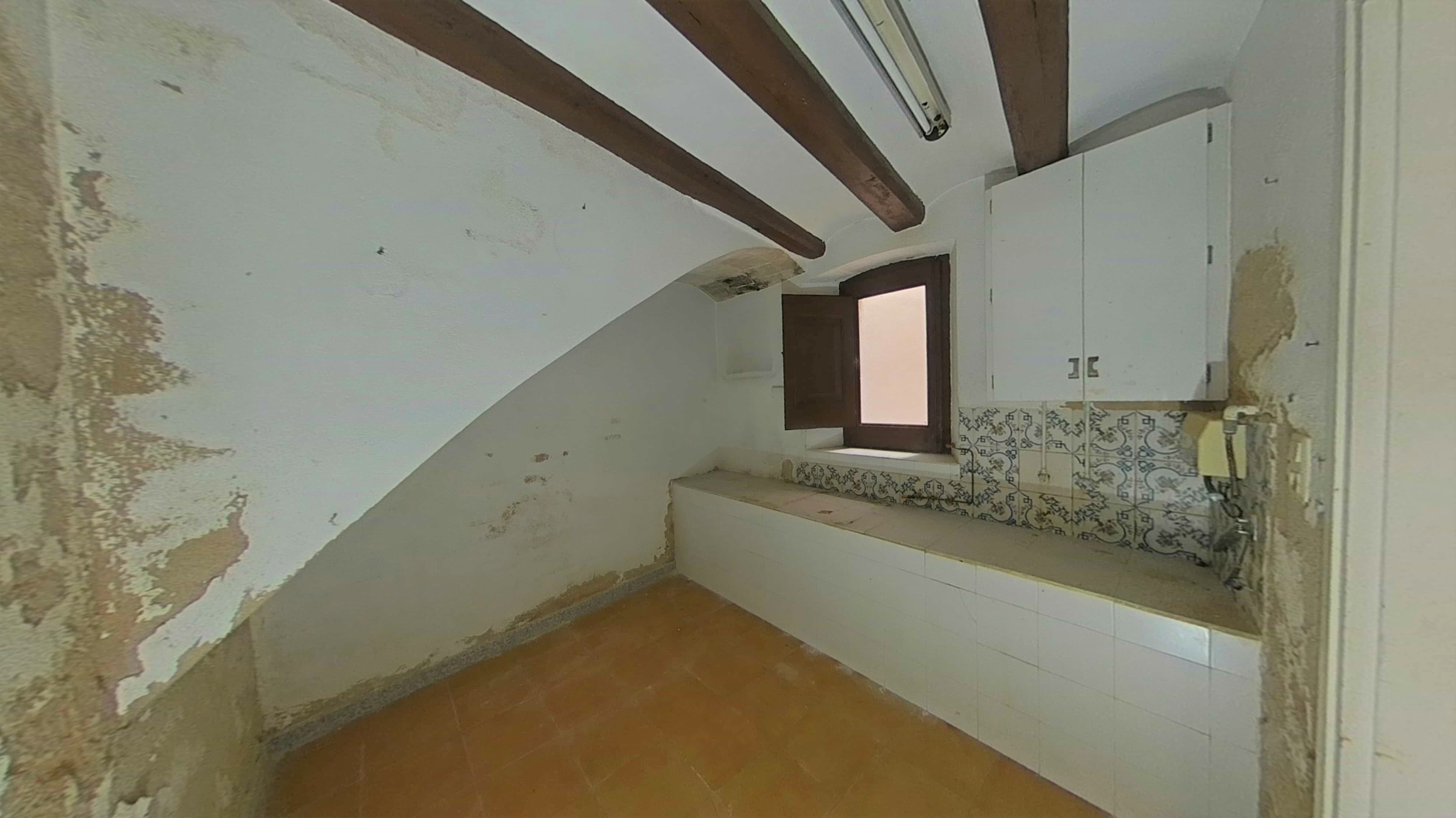 Oportunidade Única em Girona: Imóvel para Recuperação - Image 5