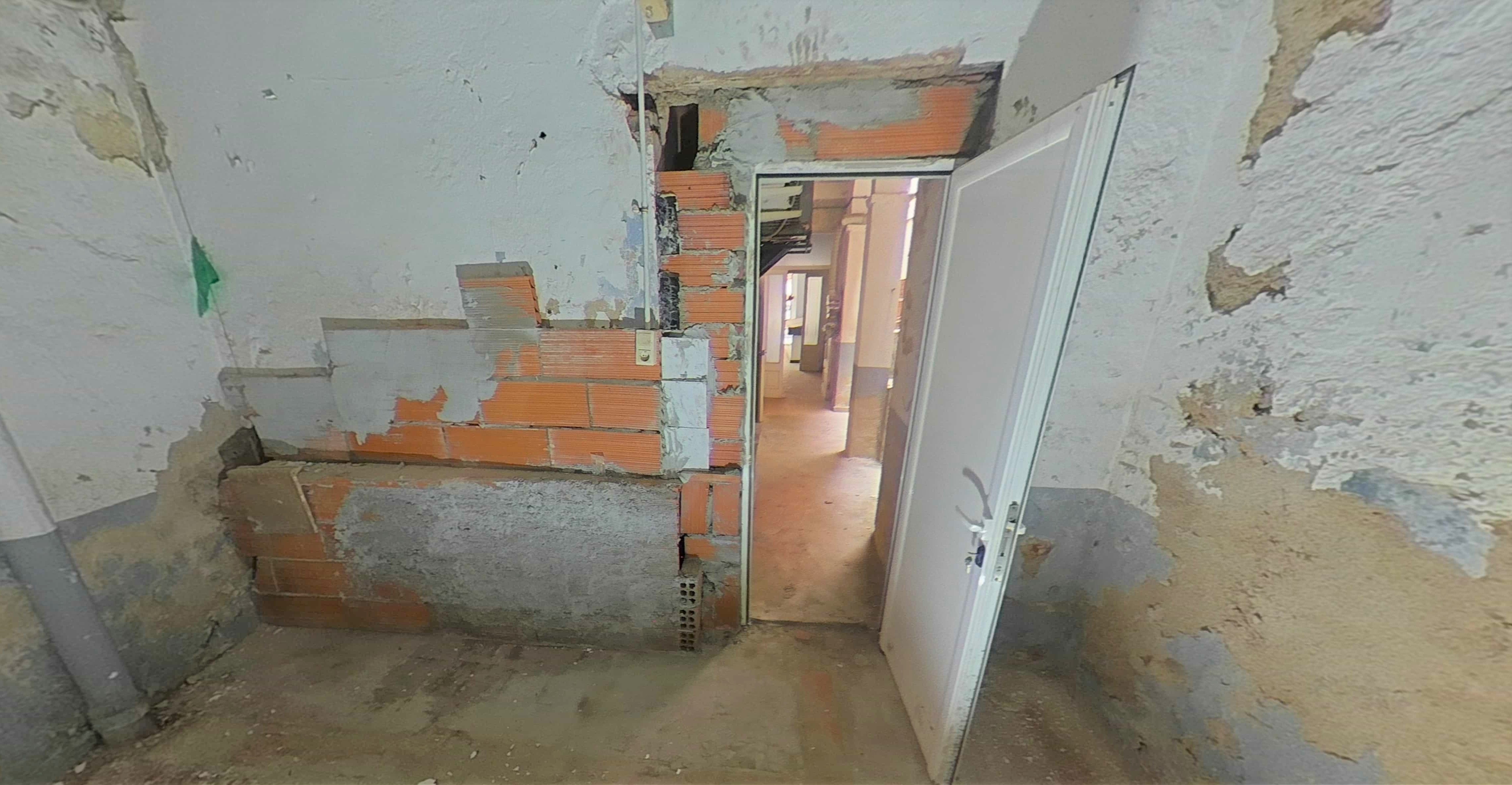 Oportunidade Única em Girona: Imóvel para Recuperação - Image 10