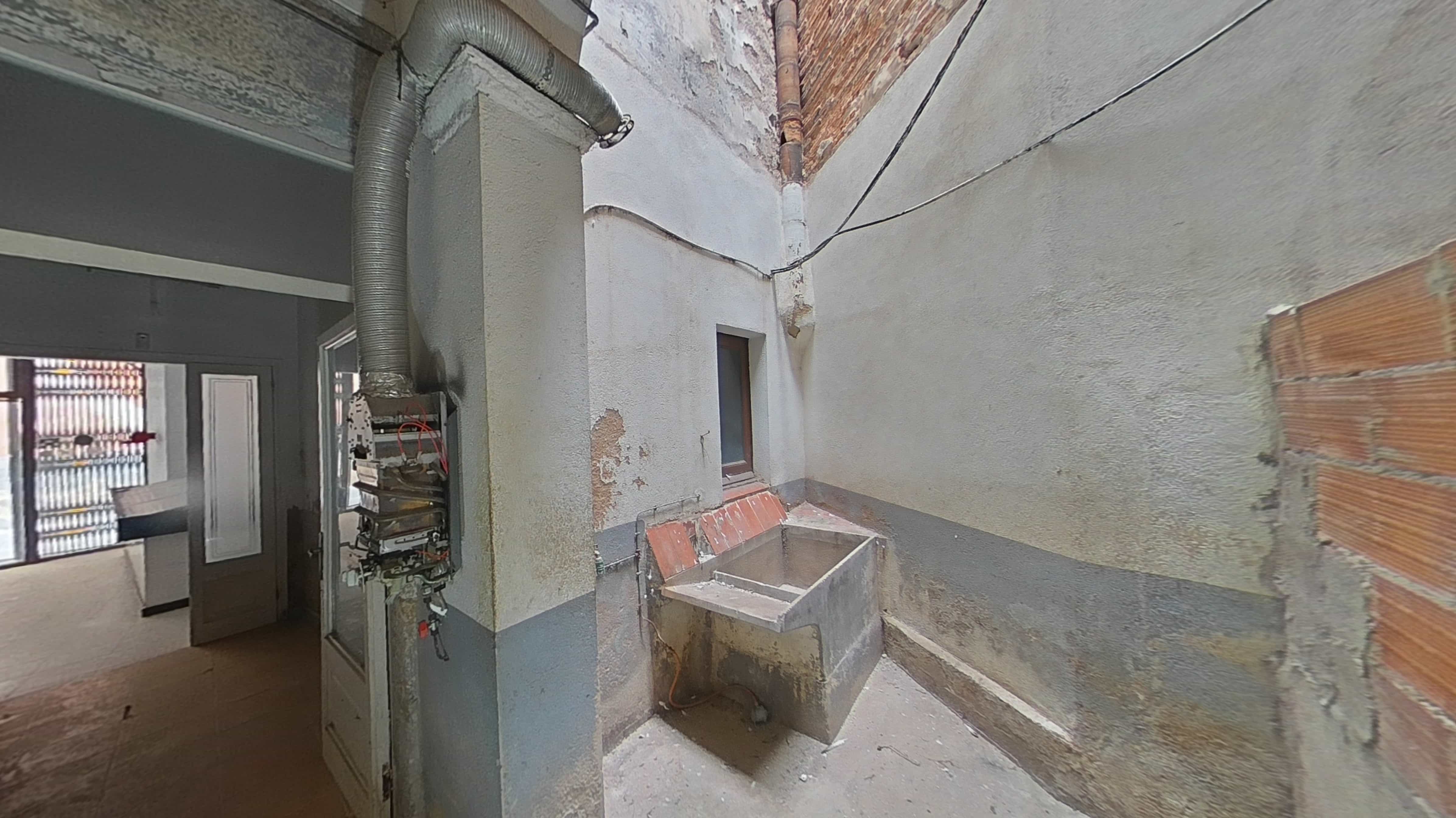 Oportunidade Única em Girona: Imóvel para Recuperação - Image 11