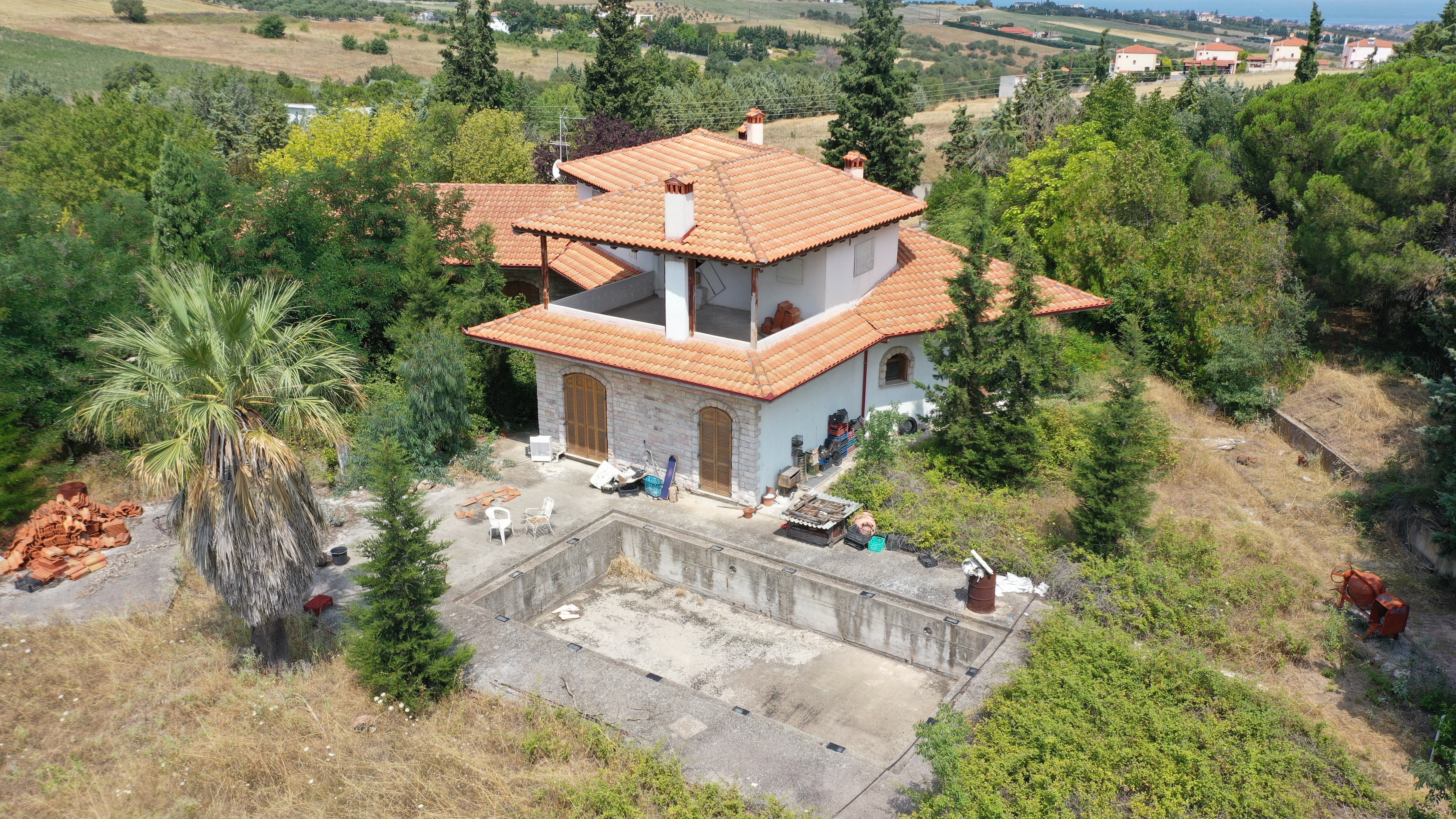 Διατίθεται προς πώληση μονοκατοικία με πρόσοψη σε ακάλυπτο χώρο, κατασκευής 1991, συνολικής επιφάνειας 702.03 τ.μ., σε αγροτεμάχιο 9980.35 τ.μ., στη θέση "Καρακούμι", Τρίλοφο Θέρμης