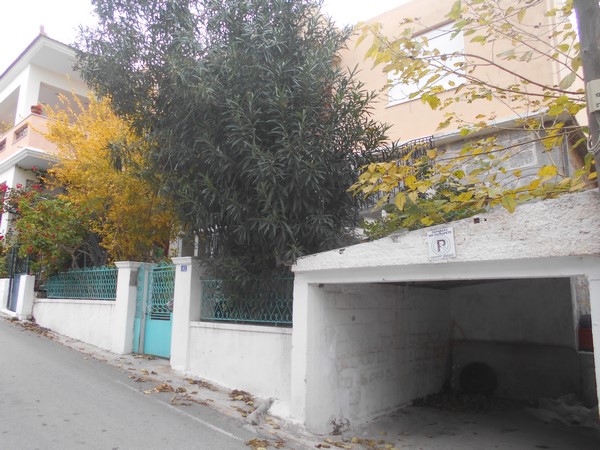 Διατίθεται προς πώληση μονοκατοικία προσόψεως, κατασκευής 1991, συνολικής επιφάνειας 277.97 τ.μ., σε οικόπεδο 210.47 τ.μ., επί της οδού Ζώρζη Μιχαλινού 42, Χίος