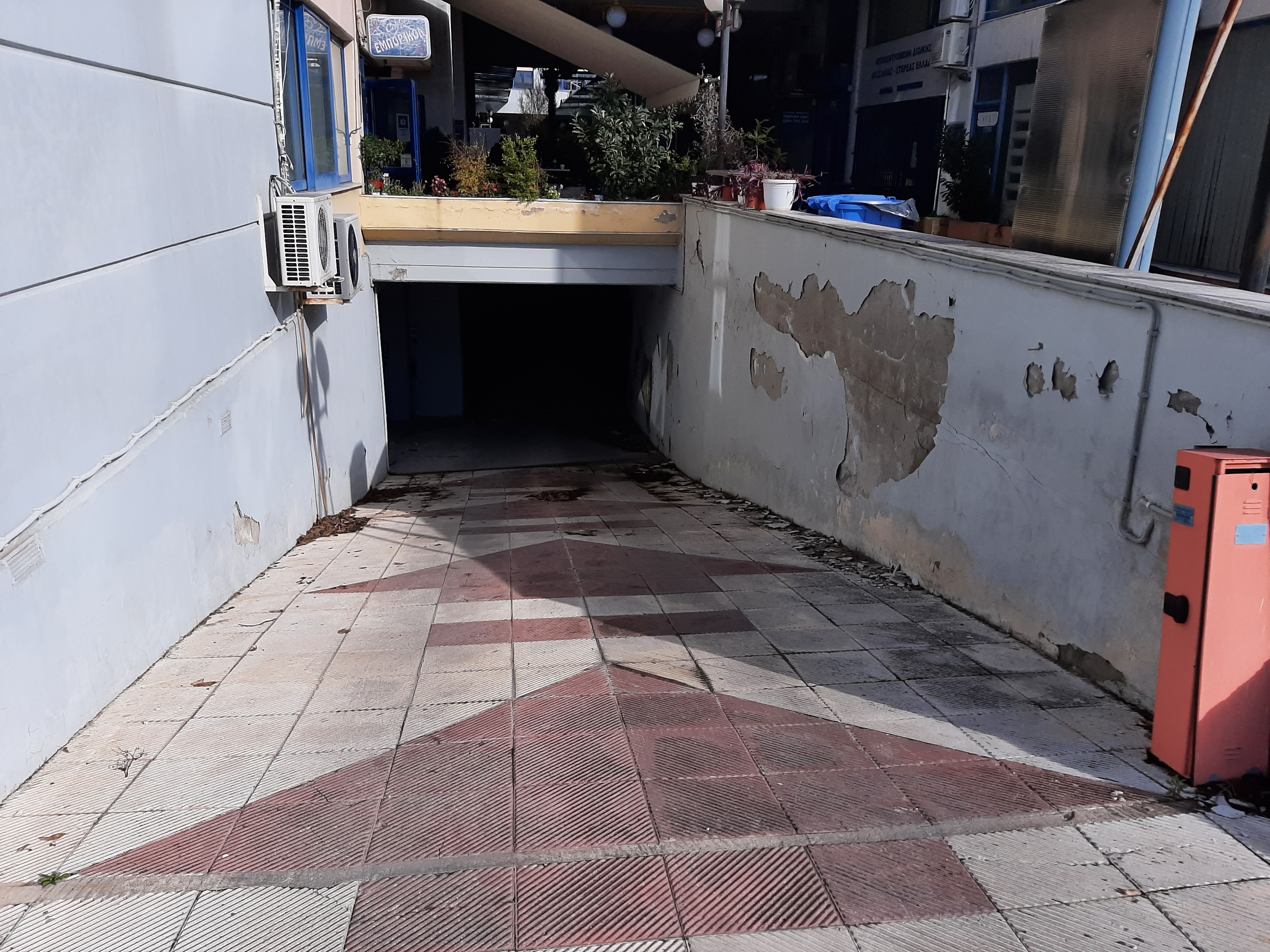 Διατίθεται προς πώληση υπόγεια θέση στάθμευσης 8.67 τ.μ., κείμενη σε οικοδομή ενός επιπέδου κατασκευής 1993, σε οικόπεδο 9242.38 τ.μ., στην οδό Σωκράτους 111 στην Λάρισα