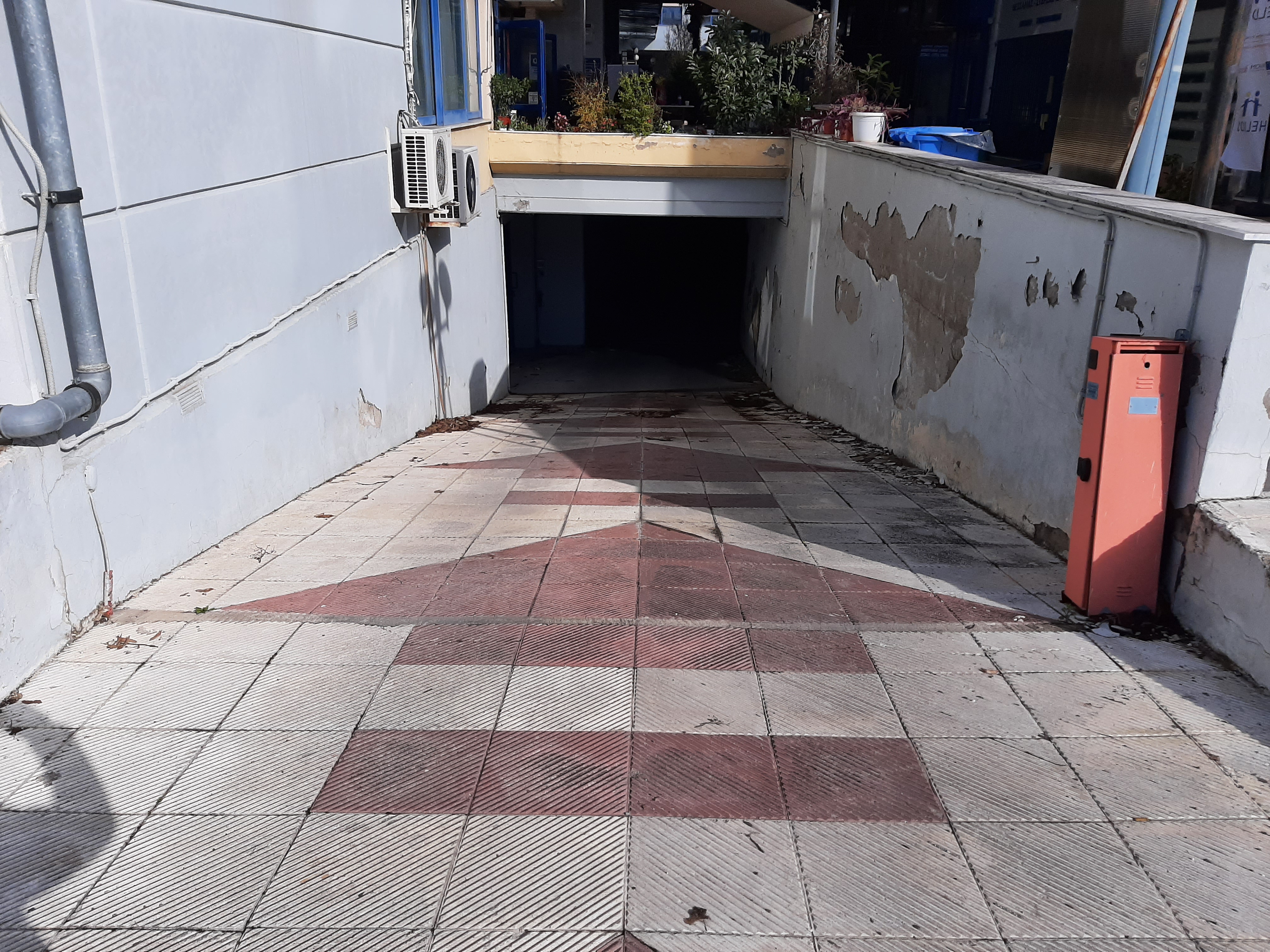 Διατίθεται προς πώληση υπόγειος χώρος στάθμευσης 8.67 τ.μ., κείμενος σε οικοδομή κατασκευής 1993, σε οικόπεδο 9242.38 τ.μ., επί της οδού Σωκράτους 111, στη Λάρισα