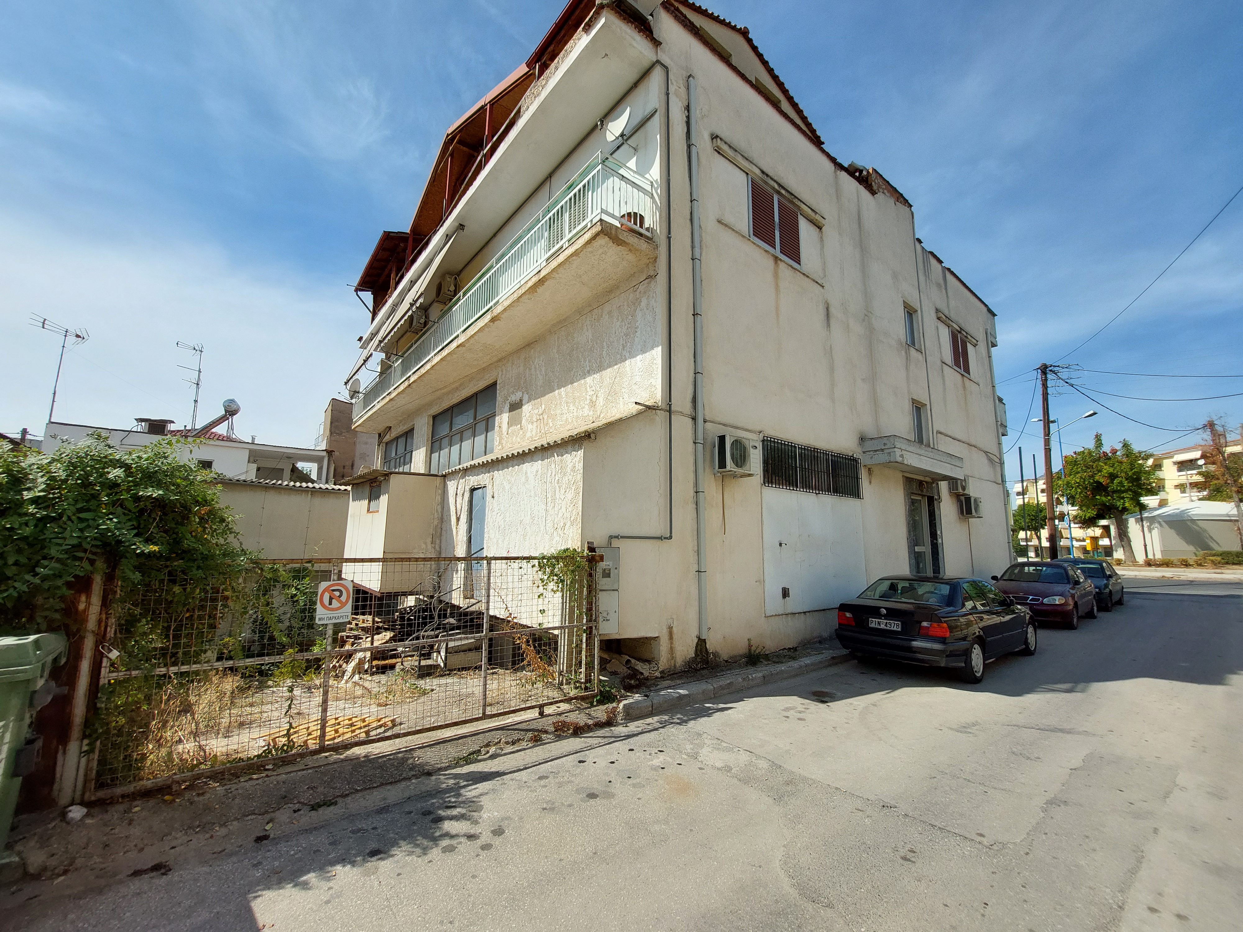 Διατίθεται προς πώληση αποθήκη στο υπόγειο διώροφης οικοδομής κατασκευής 1979, η οποία αποτελείται από ενιαίο χώρο μικτού εμβαδού 218 τ.μ., επί της οδού Πλάτωνος 6, συνοικία Νέα Σμύρνη, Λάρισα