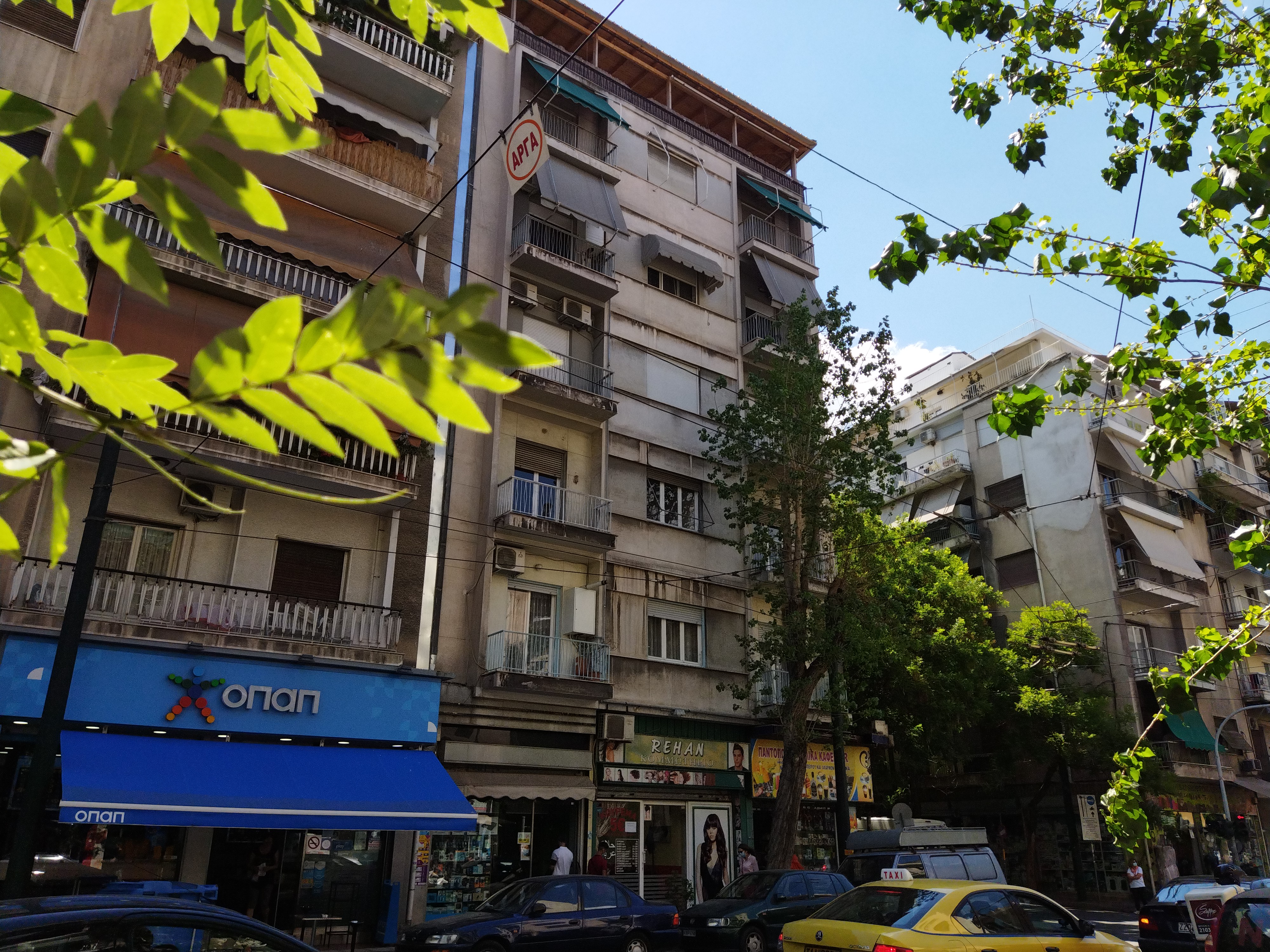 Διατίθεται προς πώληση διαμέρισμα προσόψεως, 5ου ορόφου, κείμενο σε οικοδομή 7 επιπέδων, κατασκευής 1958, συνολικής επιφάνειας 78.64 τ.μ., επί της οδού Ηπείρου 42 & Αχαρνών, Αθήνα
