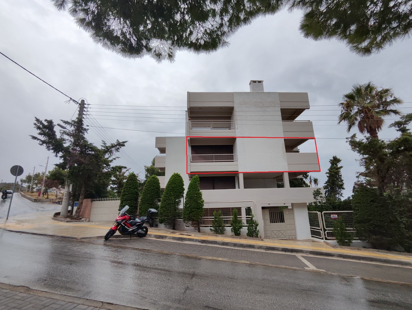 Διατίθεται προς πώληση οροφοδιαμέρισμα προσόψεως, 2ου ορόφου, επιφάνειας 193.86 τ.μ., κείμενο σε οικοδομή 4 επιπέδων κατασκευής 1980, σε οικόπεδο 728.40 τ.μ., επί της οδού Προόδου 50, στη Βούλα, Ανατολική Αττική