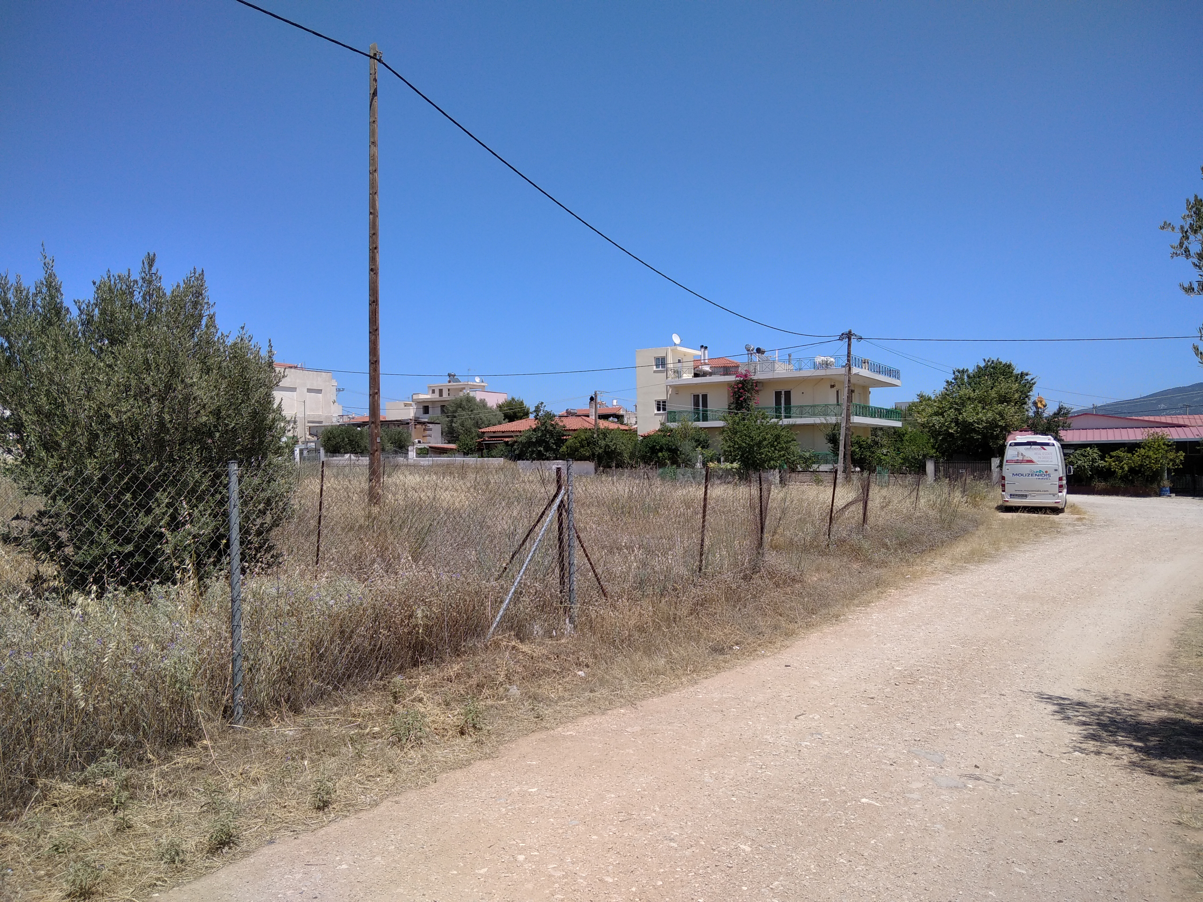 Στην αναπτυσσόμενη περιοχή Αγριλέζα στις Αχαρνές (Μενίδι), διατίθεται προς πώληση οικόπεδο 525.78 τ.μ., ιδανικό για οικιστική ή επενδυτική ανάπτυξη
