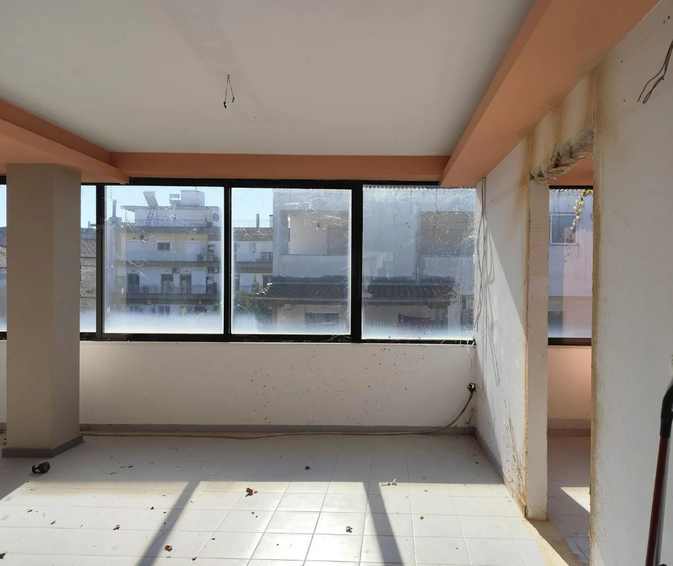 Διατίθεται προς πώληση γραφείο 4ου ορόφου, επιφάνειας 226.50 τ.μ., κατασκευής 1990, εντός οικοπέδου 951.90 τ.μ., επί της οδού Τσιριγώτη 14 και Κάνιγγος στα Ιωάννινα