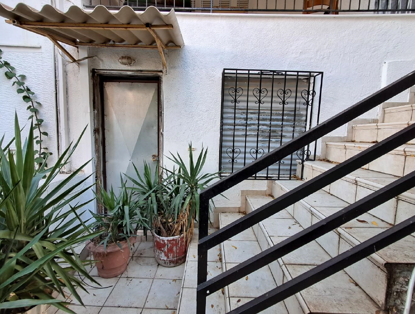 Διατίθεται προς πώληση διαμέρισμα ισογείου με πρόσοψη σε ακάλυπτο χώρο, κείμενο σε διώροφη οικοδομή κατασκευής 1966, σε οικόπεδο 180 τ.μ., επί της οδού Αργυρίου Λουβάρη 25, Ηλιούπολη, Αττική