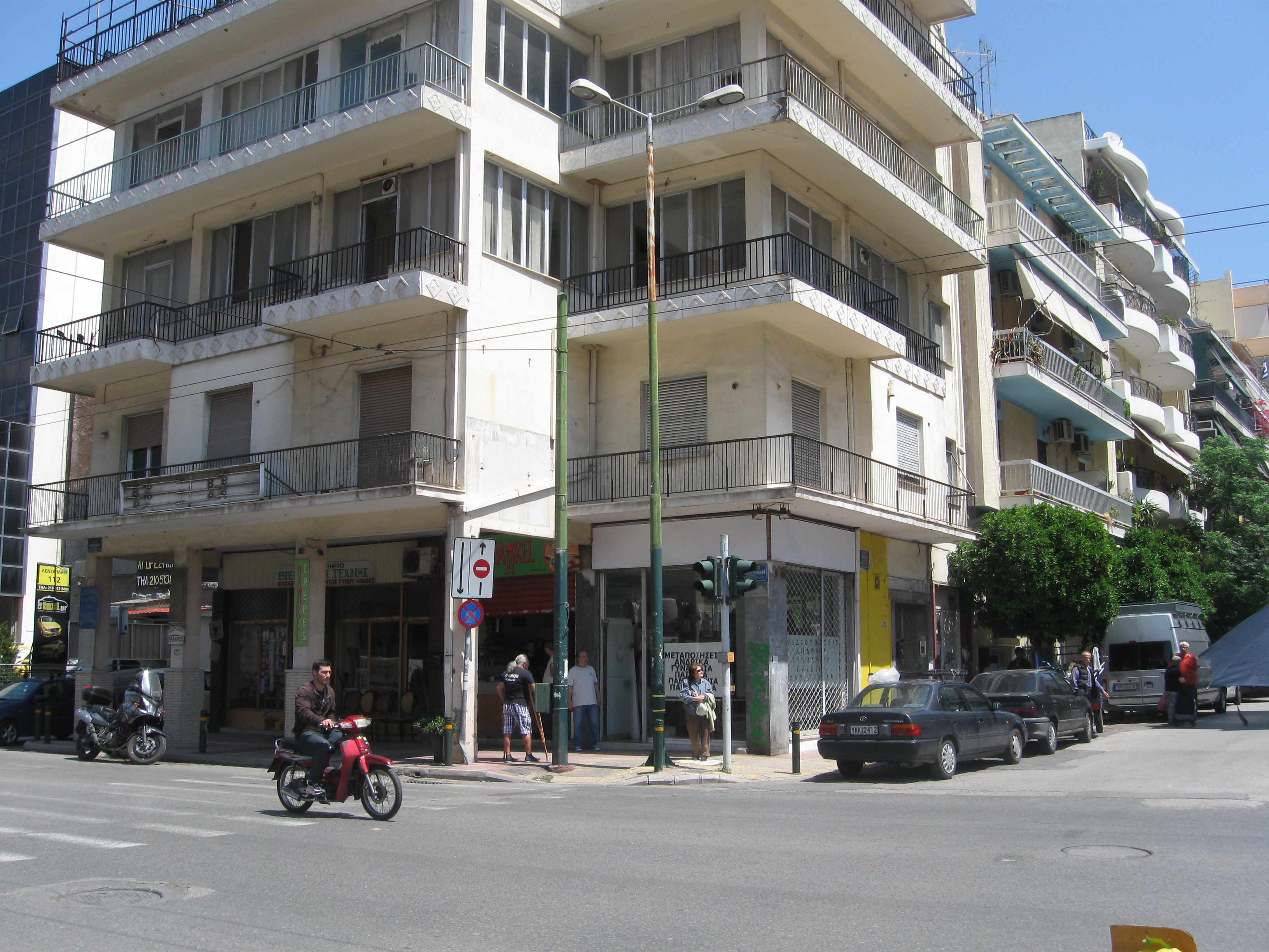 Διατίθεται προς πώληση ισόγειο γωνιακό κατάστημα προσόψεως, επιφανείας 63.41 τ.μ., κείμενο σε οικοδομή 5 επιπέδων, κατασκευής 1963, σε οικόπεδο 165.10 τ.μ., επί της οδού Λένορμαν αρ.110 στην Αθήνα