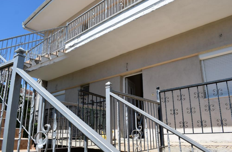 Διατίθεται προς πώληση διαμέρισμα ακαλύπτου, ισογείου, κείμενο σε οικοδομή 2 επιπέδων, κατασκευής 1982, συνολικής επιφάνειας 55.42 τ.μ., επί της οδού Φιλελλήνων στον Κρόκο, Κοζάνη