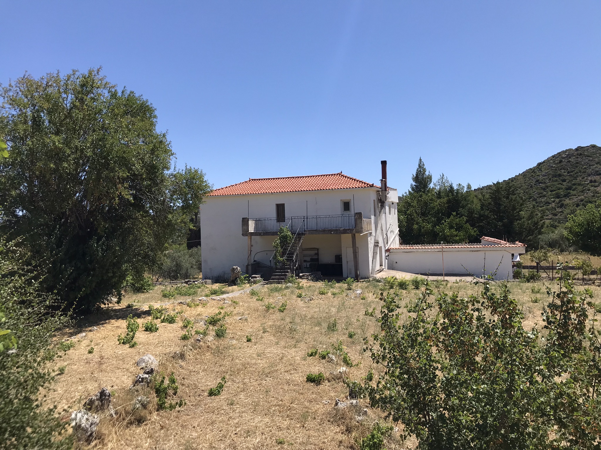 Διατίθεται προς πώληση διαμέρισμα προσόψεως, 1ου ορόφου, κείμενο σε οικοδομή 3 επιπέδων με ημιώροφο, κατασκευής 1929, συνολικής επιφάνειας 81.25 τ.μ., στη θέση "Ψηλοκοτρώνι", Μονεμβασιά