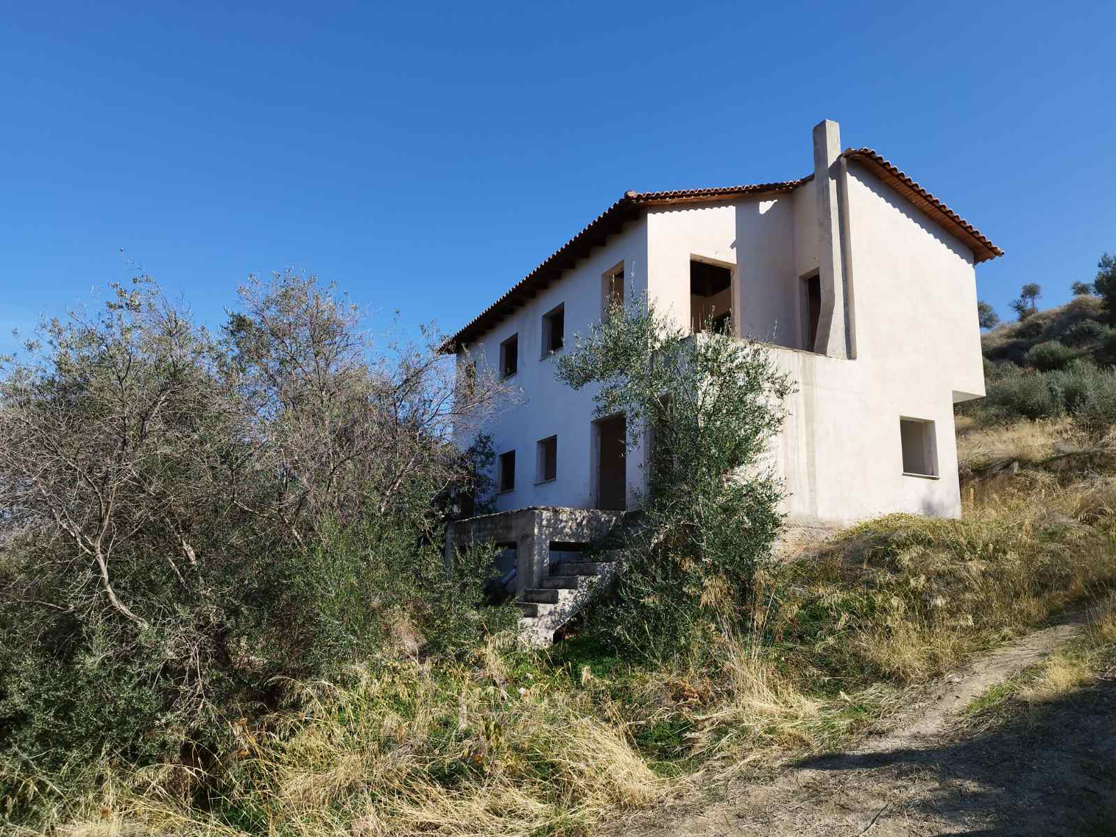 Διατίθεται προς πώληση ημιτελής διώροφη μεζονέτα συνολικής επιφάνειας 90 τ.μ
