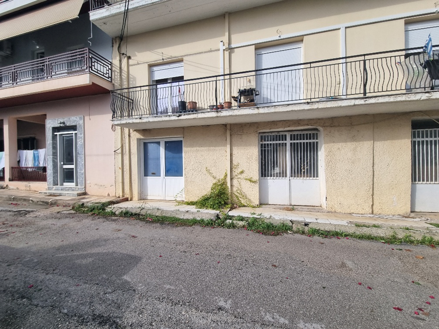 Διατίθεται προς πώληση διαμέρισμα προσόψεως, ισογείου, κείμενο σε οικοδομή 3 επιπέδων, κατασκευής 1984, συνολικής επιφάνειας 106.6 τ.μ., επί της οδού 13ης Οκτωβρίου 11, Ζηρός