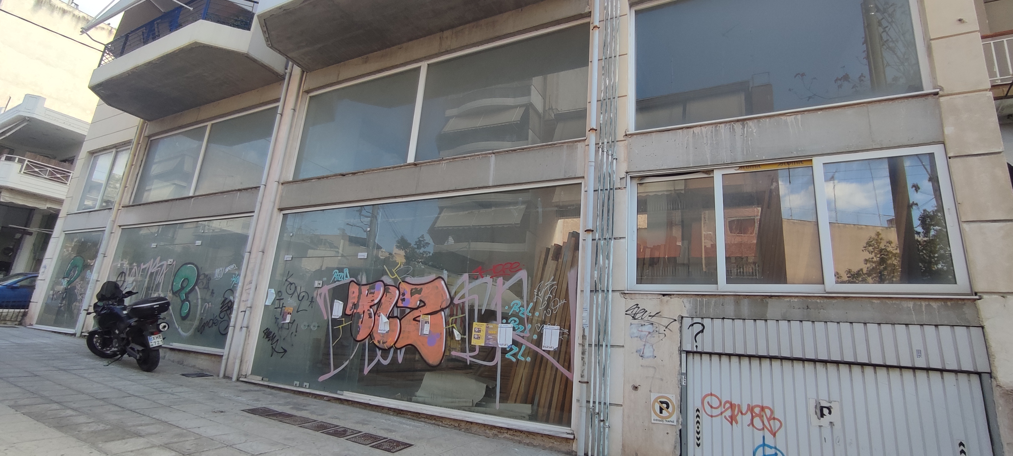 Διατίθεται προς πώληση ημιτελές κατάστημα ισογείου, συνολικής επιφάνειας 203.92 τ.μ., κατασκευής 2007, σε οικόπεδο 520.80 τ.μ., στην οδό Δεμερτζή 28, Κερατσίνι, Πειραιάς