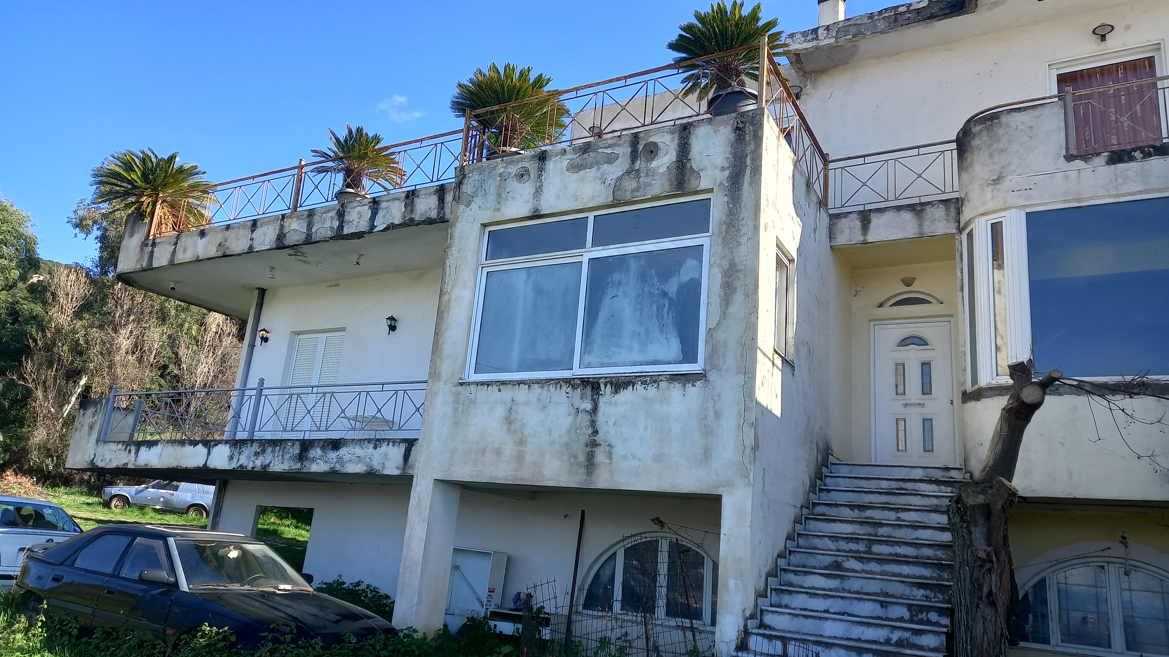 Διατίθεται προς πώληση διαμέρισμα με πρόσωπο σε ακάλυπτο χώρο, υπογείου και ισογείου ορόφου, κείμενο σε οικοδομή 2 επιπέδων, κατασκευής 1985, συνολικής επιφάνειας 288.8 τ.μ., στη θέση «Αγ