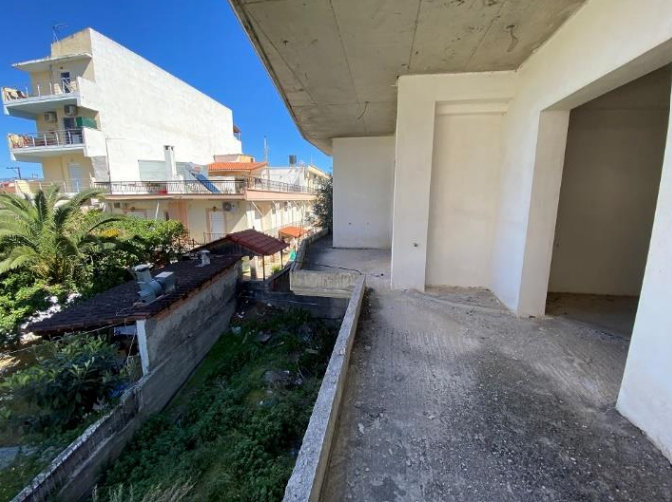 Διατίθεται προς πώληση ημιτελές, διαμπερές διαμέρισμα με πρόσωπο σε ακάλυπτο χώρο, 1ου ορόφου, κείμενο σε οικοδομή 4 επιπέδων, κατασκευής 2009, συνολικής επιφάνειας 46.38 τ.μ., επί της οδού 25ης Μαρτίου, στη Χαλκίδα