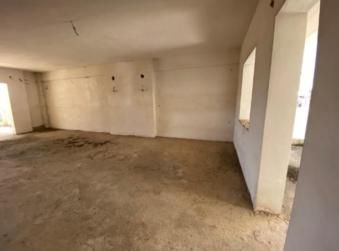 Διατίθεται προς πώληση ημιτελές διαμπερές διαμέρισμα προσόψεως, 2ου ορόφου, κείμενο σε οικοδομή 4 επιπέδων, κατασκευής 2008, συνολικής επιφάνειας 136.36 τ.μ., επί της οδού 25ης Μαρτίου , Χαλκίδα