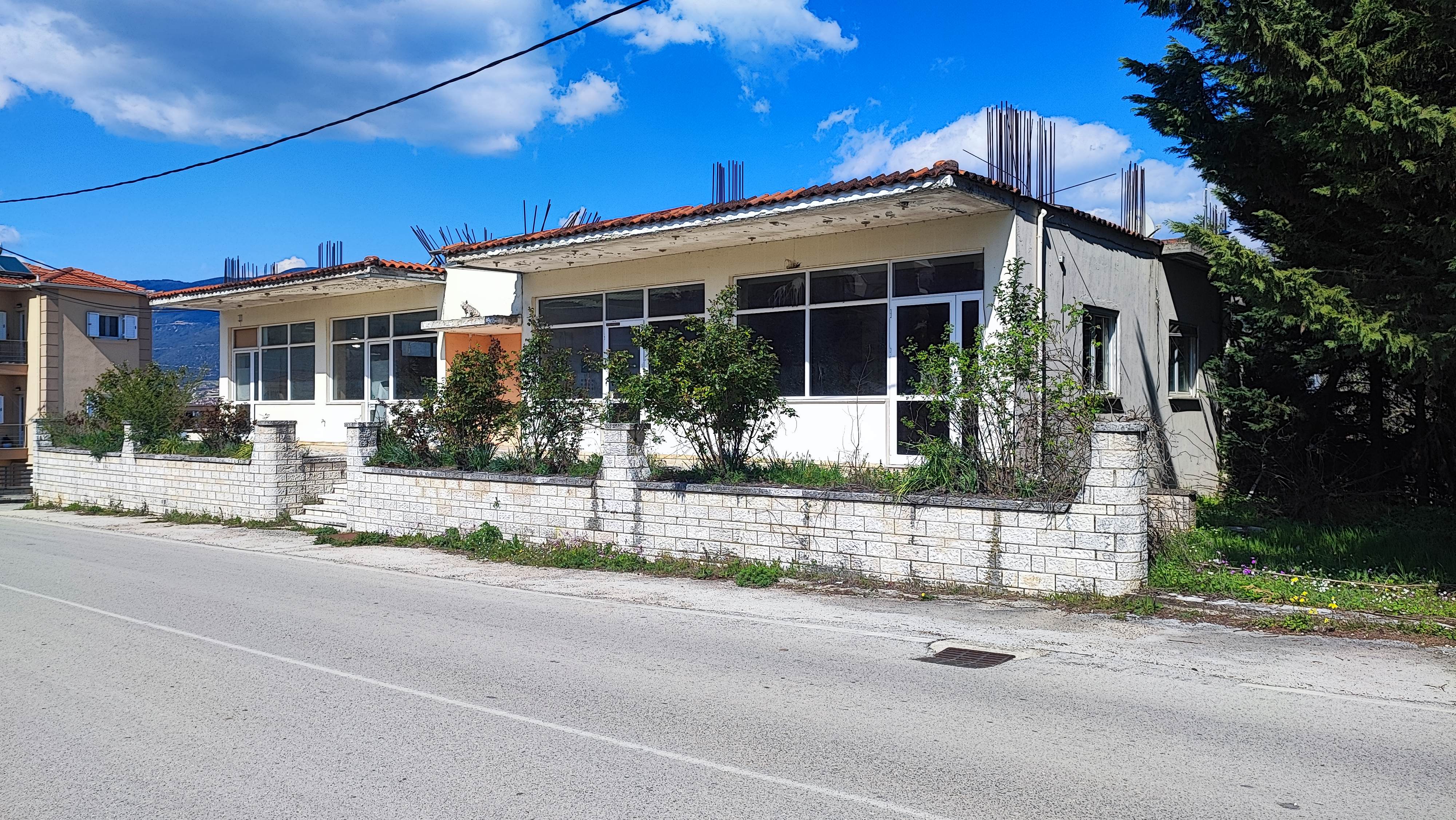 Διατίθεται προς πώληση επαγγελματικό κτίριο με ισόγειο και υπόγειο, επιφάνειας 377 τ.μ., κατασκευής 1993, σε οικόπεδο 958 τ.μ., στη συμβολή των οδών Αγίου Γεωργίου και Βελισαρίου, στη Ζίτσα, Ιωάννινα