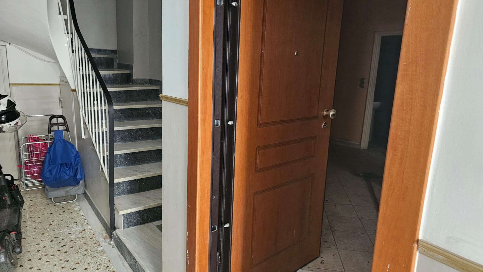 Διατίθεται προς πώληση οροφοδιαμέρισμα προσόψεως, ισογείου, κείμενο σε οικοδομή 5 επιπέδων, κατασκευής 1976, συνολικής επιφάνειας 70.51 τ.μ., επί της οδού Αναξάρχου 1, Αθήνα