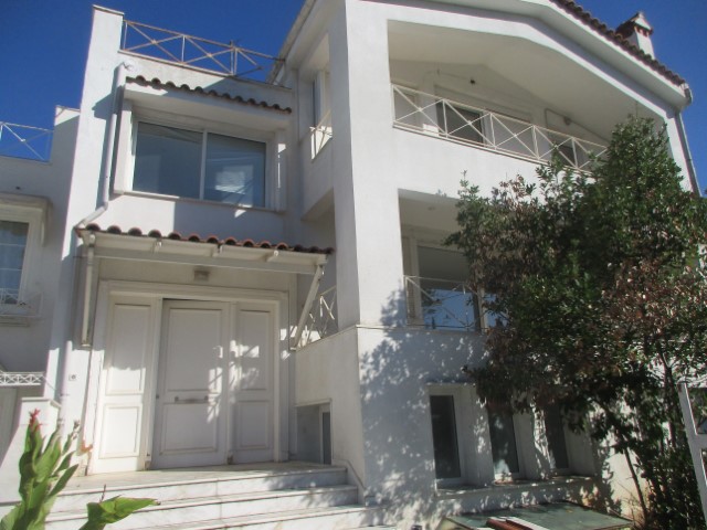 Στο μοναδικό Πανόραμα Θεσσαλονίκης, διατίθεται προς πώληση μία διώροφη μεζονέτα, συνολικής επιφάνειας 350.46 τ.μ., κατασκευής 1989, σε οικόπεδο 1416.71 τ.μ., επί της οδού Φωστηροπούλου 3
