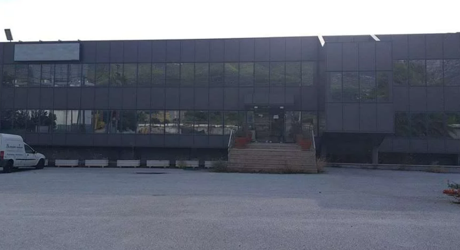 Διατίθενται προς πώληση 4 βιοτεχνικά κτίρια συνολικής επιφάνειας 7.079,72 τμ σε οικόπεδο επιφάνειας 8.651,19 τμ,επί του 16ου χλμ της Λεωφόρου Λαυρίου, στην περιοχή της Παιανίας, στην Ανατολική Αττική