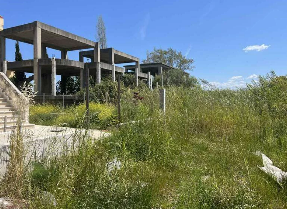 Διατίθενται προς πώληση ημιτελή κτήρια κατοικιών-μεζονετών συνολικής επιφάνειας 664.07 τ.μ., κατασκευής 2003, σε οικόπεδο 873.8 τ.μ., στη Χιλιαδού, Δωρίδα