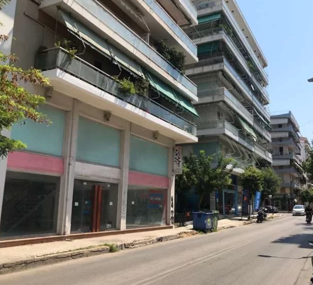 Διατίθεται προς πώληση ισόγειο κατάστημα σε εξαιρετική θέση, συνολικής επιφάνειας 217.20τμ, κατασκευής 1981 επί των οδών Παπαφλέσσα 11 & Μαιζώνος 235, στην περιοχή Αγ