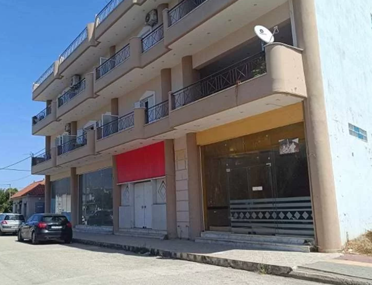 Διατίθεται προς πώληση κατάστημα ισογείου, 73.97 τ.μ., κατασκευής 2008, στη συμβολή των οδών Χρυσάνθου Σισίνη και Μιαούλη, Πηνειός