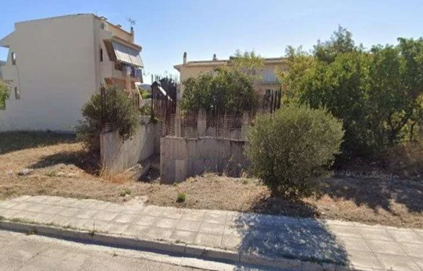 Διατίθεται προς πώληση ημιτελής μονοκατοικία ισογείου και 1ου ορόφου, 348 τ.μ., κατασκευής 2005, επί της οδού Ελ