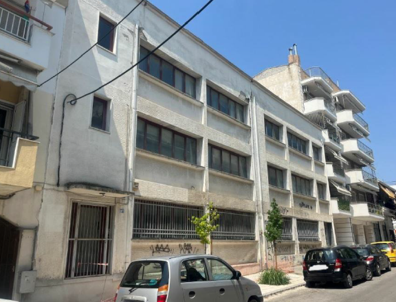 Διατίθενται προς πώληση δύο εφαπτόμενα βιομηχανικά κτήρια συνολικής επιφάνειας 1197.33 τ.μ., κατασκευής 1988, σε οικόπεδο 326.12 τ.μ., στο δήμο Παύλου Μελά