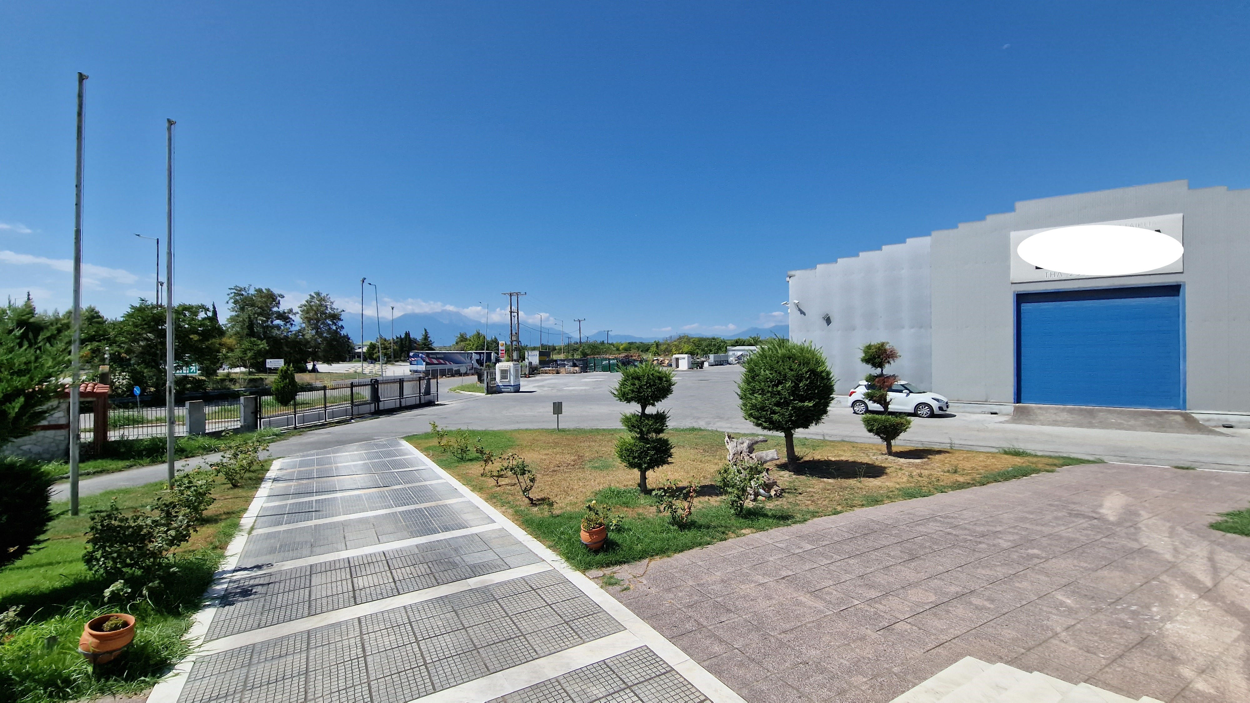 Διατίθεται προς πώληση ισόγεια εμπορική αποθήκη 4.995 τ.μ., με ξεχωριστό κτίριο γραφείων συνολικού εμβαδού 1.115 τ.μ., ήτοι υπόγειο 400 τ.μ.
