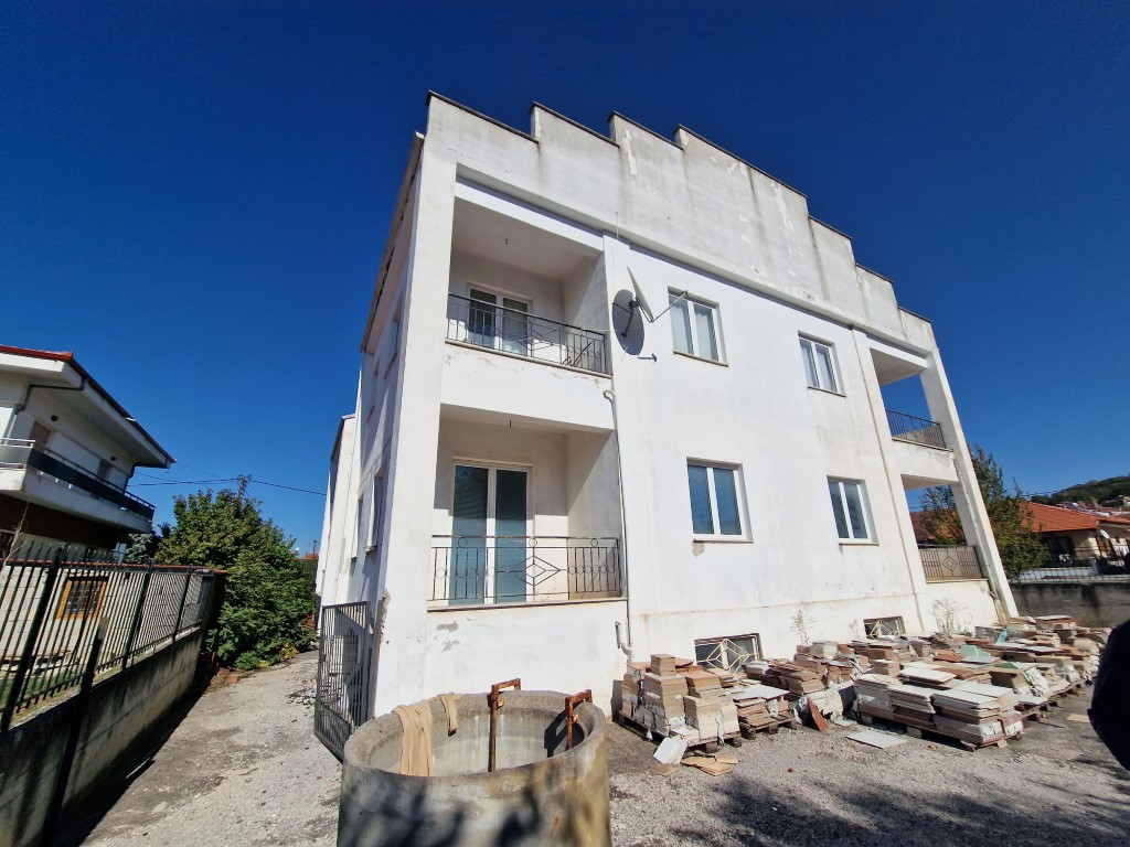 Διατίθεται προς πώληση διώροφο κτίριο 813 τ.μ., με υπόγειο, κατασκευής 1999 σε αγροτεμάχιο 1314.10 τ.μ., στα Κοίλα Κοζάνης