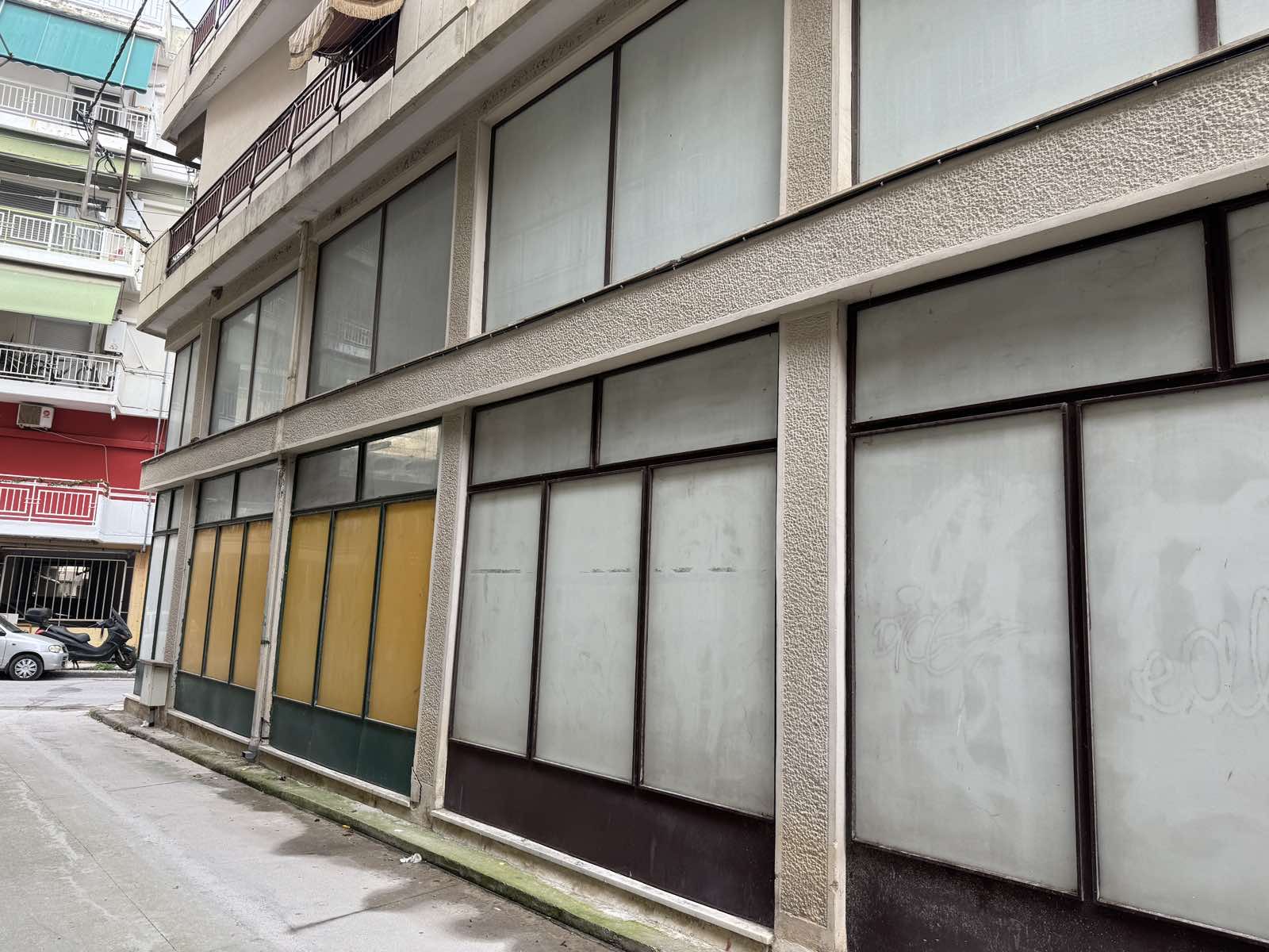 Διατίθεται προς πώληση κατάστημα προσόψεως, ισογείου, συνολικής επιφάνειας 182 τ.μ., σε οικόπεδο 928 τ.μ., στη συμβολή των οδών Μαρίνης 34 και Σαλαμίνας, Λάρισα