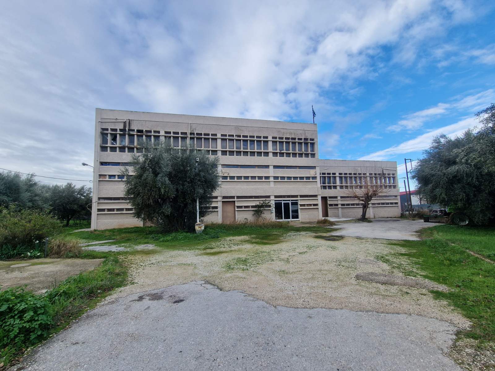 Διατίθεται προς πώληση τριώροφο βιοτεχνικό κτήριο 1726.80 τ.μ., σε οικόπεδο έκτασης 4575.51 τ.μ., στη συμβολή των οδών Χείρωνος και Σαμικού, εντός της «ΒΙΠΑ-ΒΙΟΠΑ Γλαύκου», Πάτρα