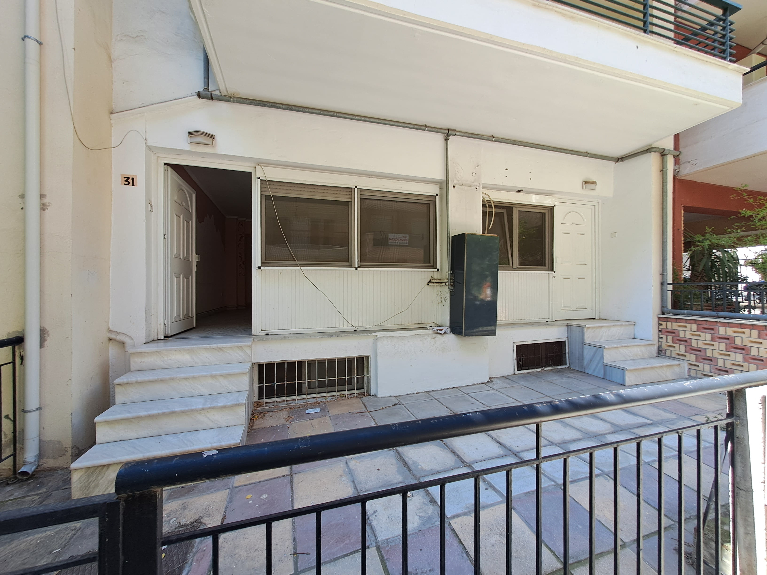 Διατίθεται προς πώληση κατάστημα προσόψεως, κατασκευής 1990, συνολικής επιφάνειας 162.43 τ.μ., σε οικόπεδο 287.18 τ.μ., στη συμβολή των οδών Ανατολικής Ρωμυλίας και Καισαρείας, Θεσσαλονίκη