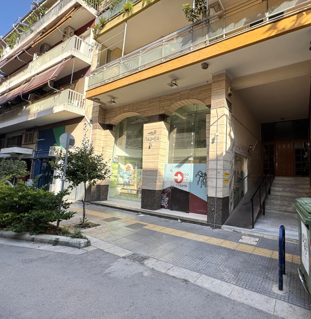 Διατίθεται προς πώληση κατάστημα προσόψεως, ισογείου, συνολικής επιφάνειας 768 τ.μ., σε οικόπεδο 1018.45 τ.μ., επί της οδού Κανάρη 11, Λάρισα