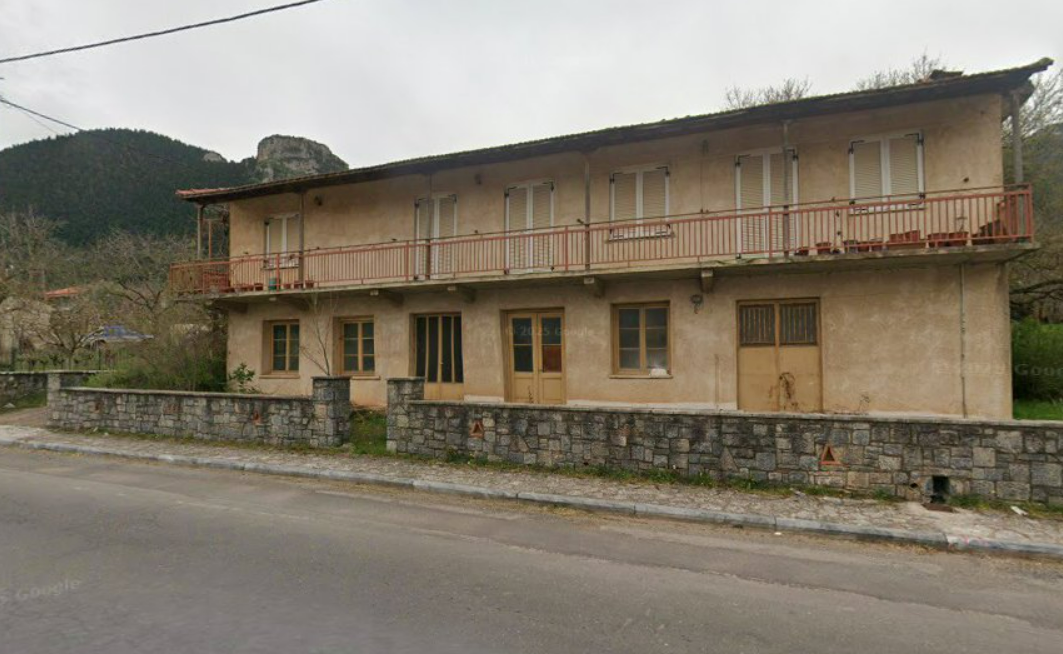 Διατίθεται προς πώληση μονοκατοικία 1ου ορόφου, προσόψεως, συνολικής επιφάνειας 123.88 τ.μ., σε οικόπεδο 586.45 τ.μ., επί της ΕΟ Τρίπολης-Ολυμπίας, στη Τρίπολη
