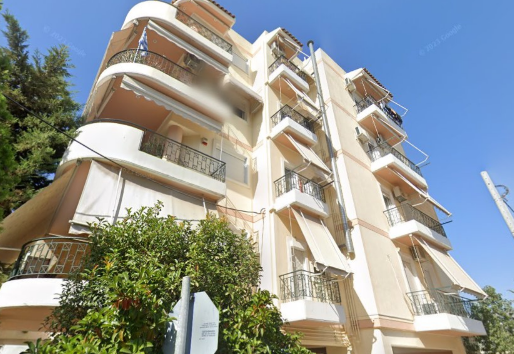 Διατίθεται προς πώληση διαμέρισμα προσόψεως, 3ου ορόφου, επιφάνειας 81.65 τ.μ., κείμενο σε οικοδομή 4 επιπέδων, κατασκευής 2007, σε οικόπεδο 509.8 τ.μ., στη συμβολή των οδών 17ης Νοεμβρίου & Μυστρά 1, Φυλή