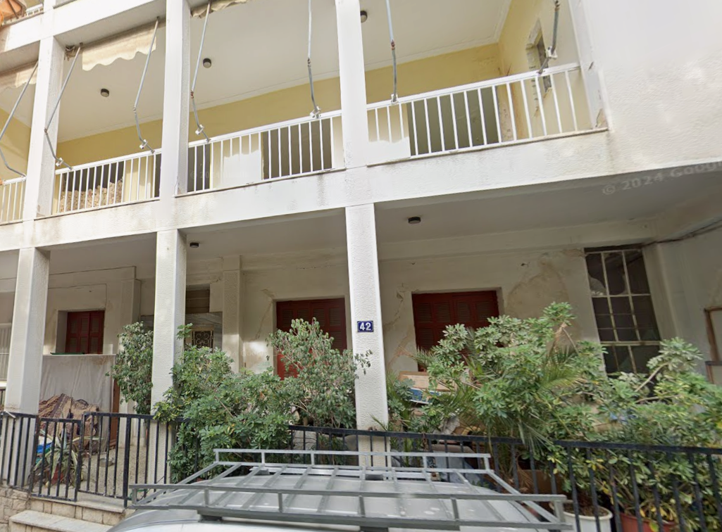 Διατίθεται προς πώληση οροφοδιαμέρισμα προσόψεως, ισογείου με υπόγειο, συνολικής επιφάνειας 166.74 τ.μ., κείμενο σε οικοδομή 3 επιπέδων, στην οδό Καμπούρογλου 42, Αθήνα