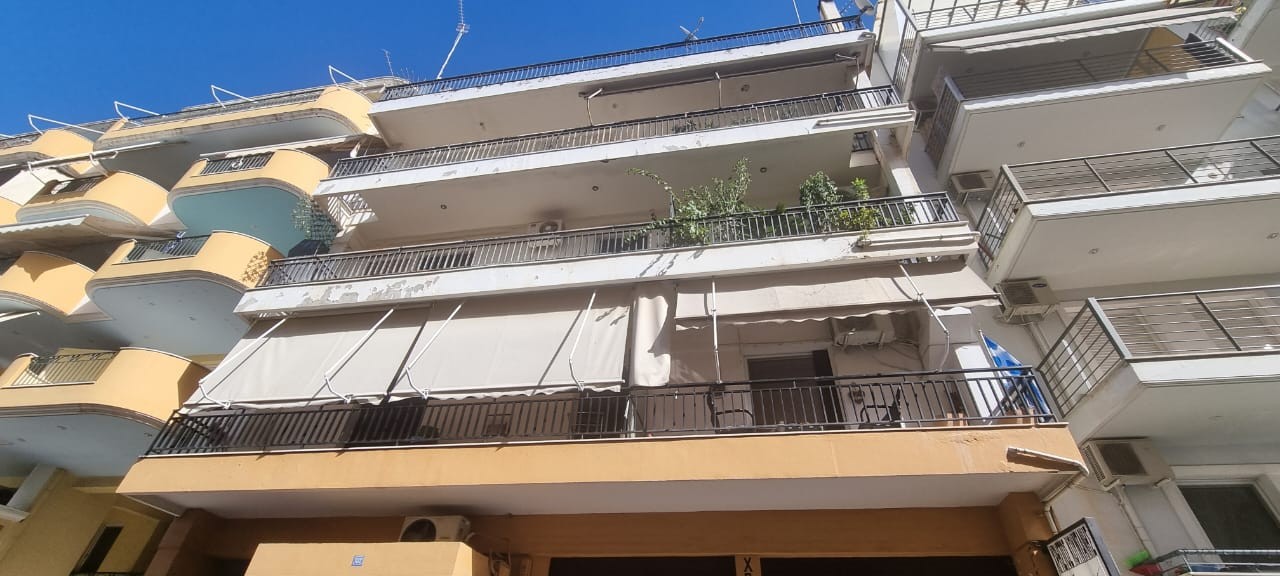 Διατίθεται προς πώληση διαμέρισμα προσόψεως 2ου ορόφου, επιφάνειας 103,70 τ.μ., κείμενο σε οικοδομή 5 επιπέδων, κατασκευής 1983, σε οικόπεδο 326.77 τ.μ., επί της οδού Χαμαρετού 102, στη Σπάρτη