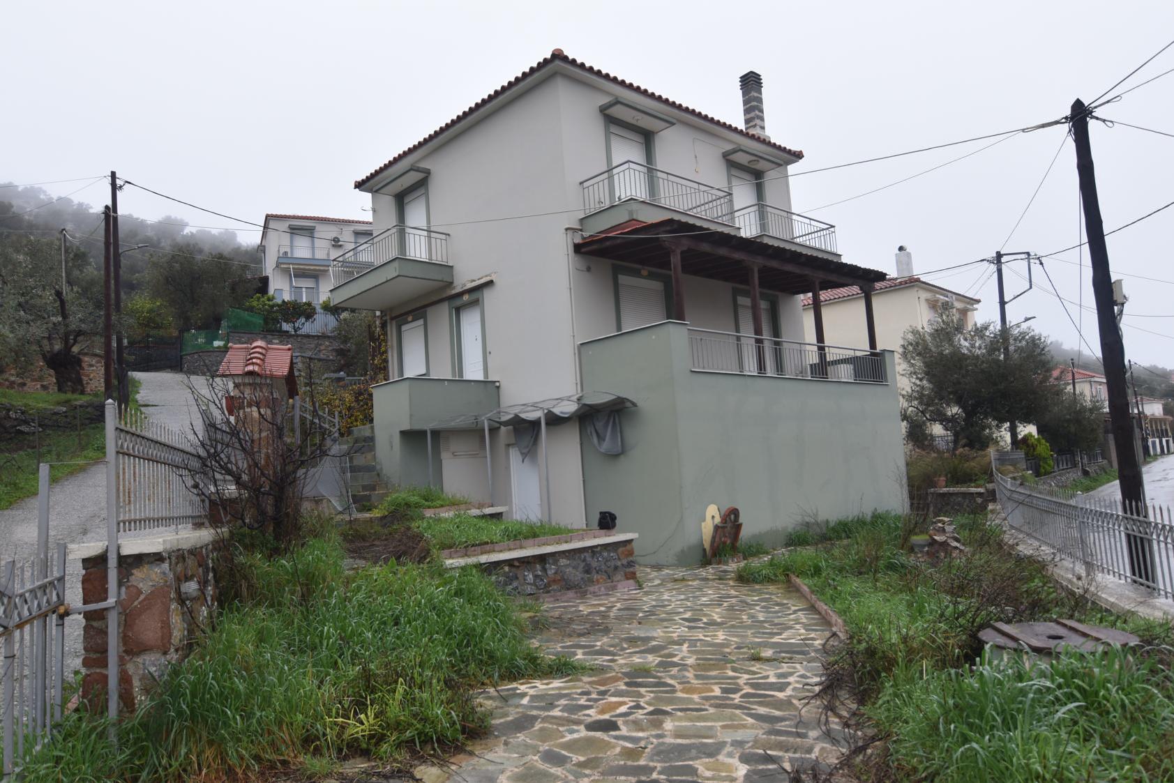 Διατίθεται προς πώληση μονοκατοικία συνολικής επιφάνειας 152.07 τ.μ., κατασκευής 2007, σε οικόπεδο 4111.12 τ.μ., στον οικισμό Αλυφαντά, Λέσβος