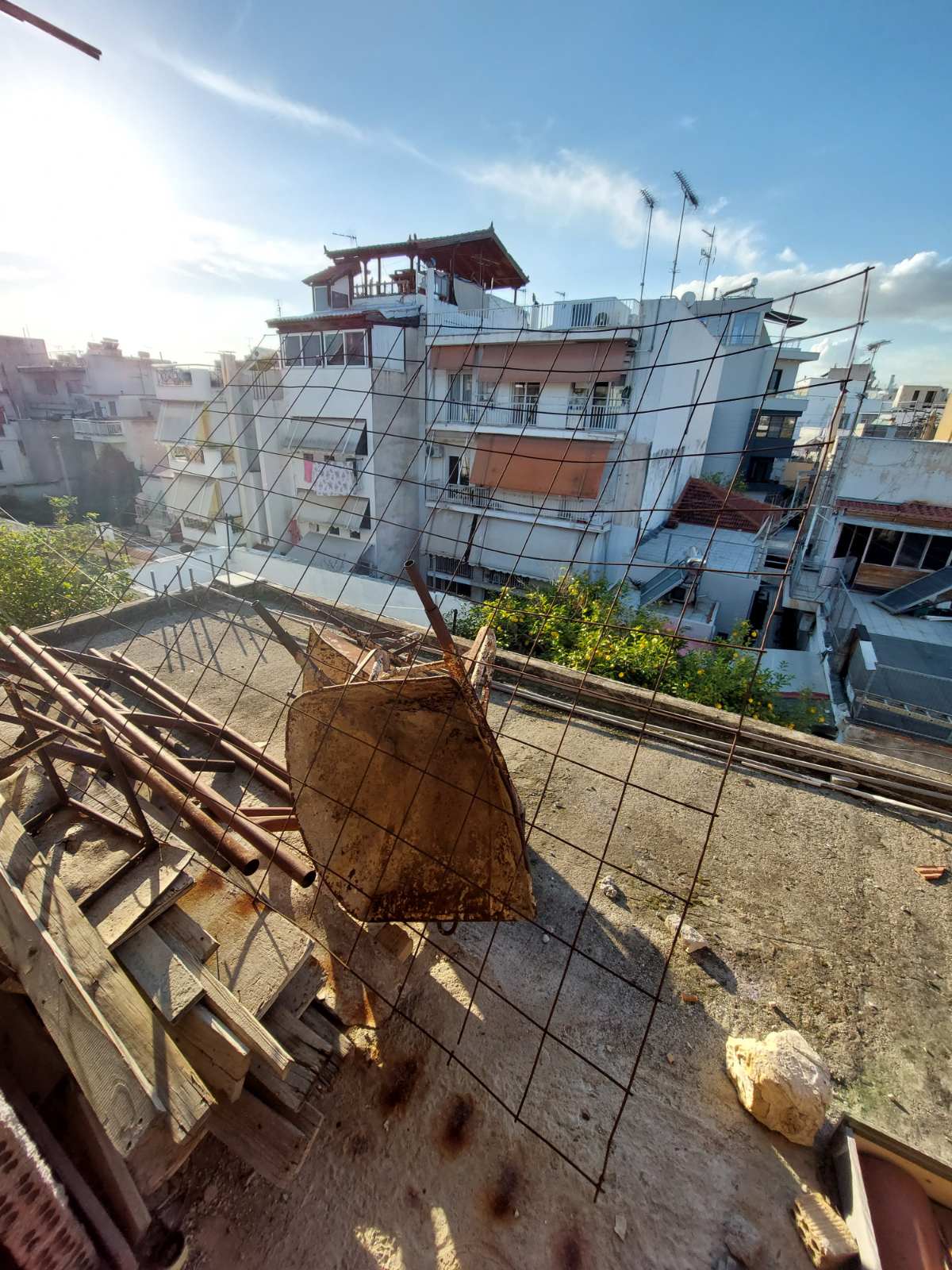 Διατίθεται προς πώληση διαμέρισμα 2ου ορόφου με πρόσωπο σε ακάλυπτο, επιφάνειας 55 τ.μ., κείμενο σε οικοδομή 4 επιπέδων, σε οικόπεδο 238.08 τ.μ., επί της οδού Περγάμου 115, στο Αιγάλεω