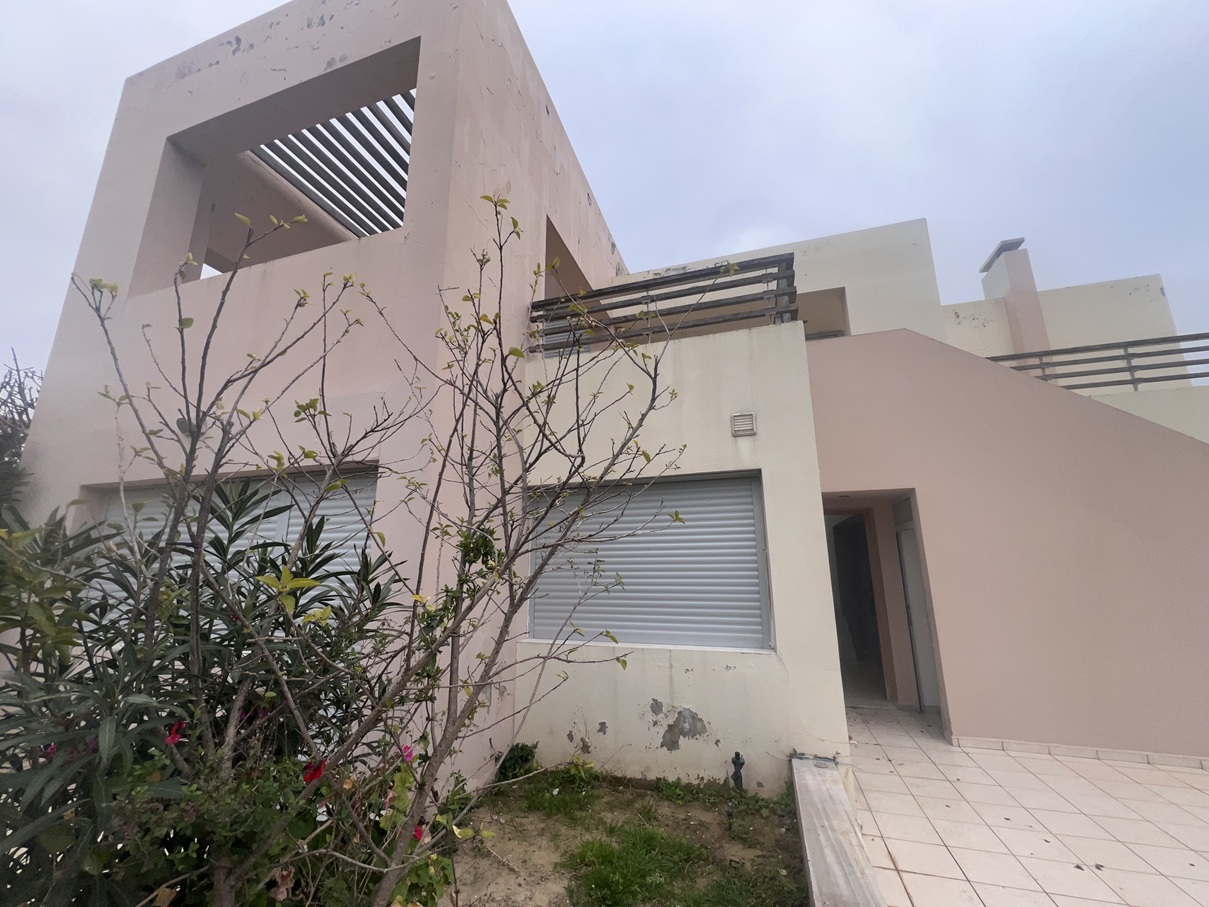 Διατίθεται προς πώληση μεζονέτα 185.63 τ.μ., σε οικόπεδο 2065.79 τ.μ., επί της οδού Βαρελά, αριθμός 10, Ναυπακτία