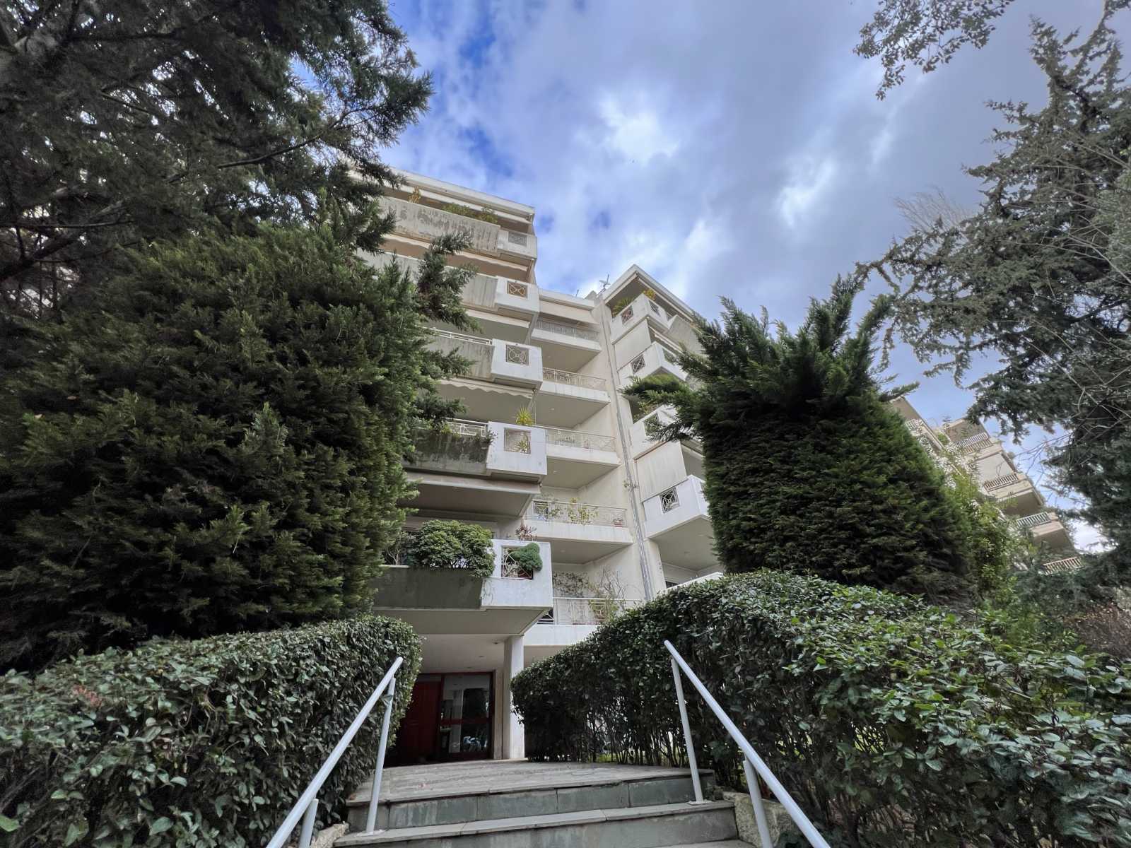 Διατίθεται προς πώληση διαμέρισμα με πρόσωπο σε πρασιά, 5ου ορόφου, κείμενο σε οικοδομή 6 επιπέδων, κατασκευής 1994, συνολικής επιφάνειας 72.34 τ.μ., σε οικόπεδο 1410.1 τ.μ., επί της οδού Σοφοκλέους 55, Αμαρούσιο
